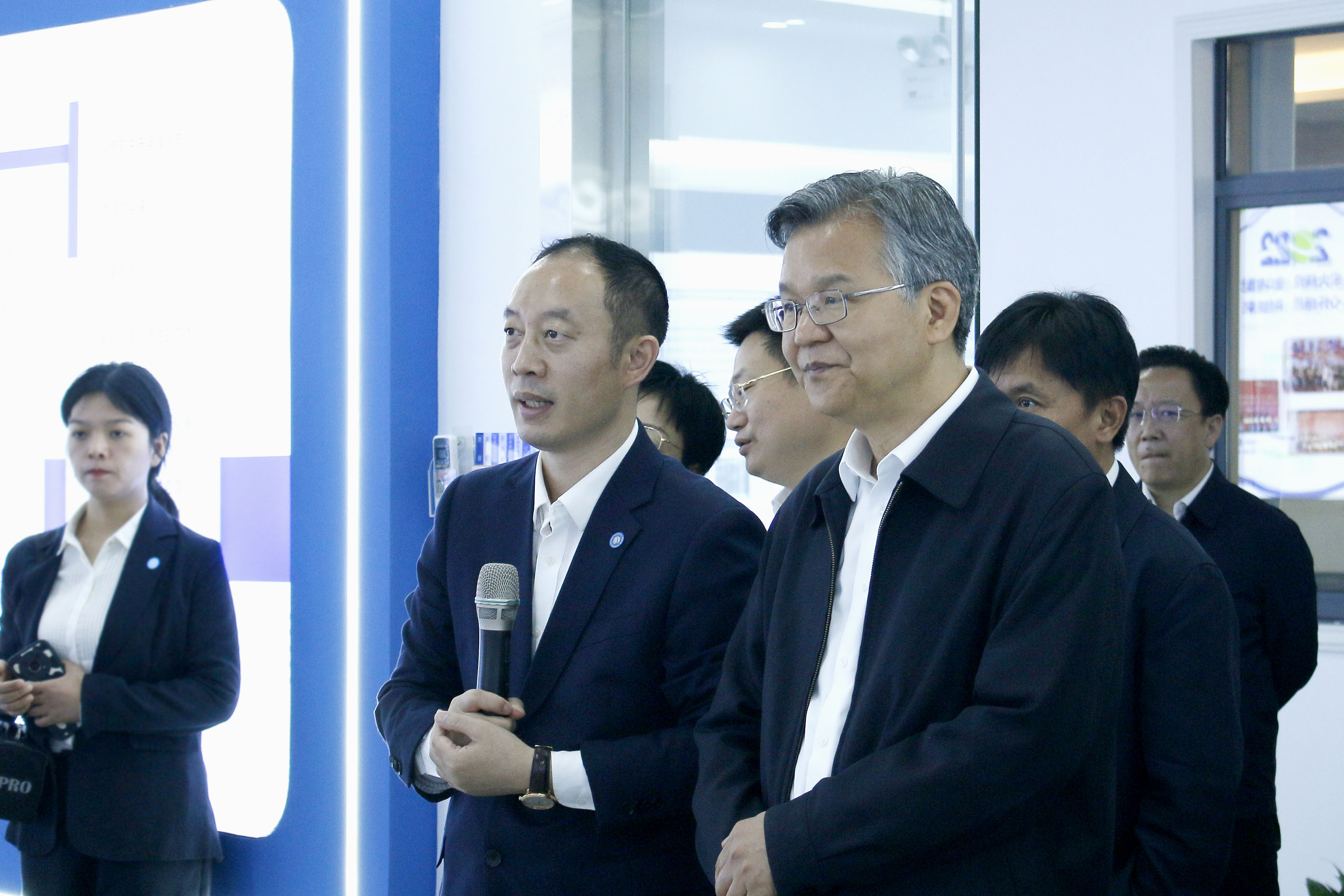 省委常委、常務(wù)副省長(zhǎng)李殿勛一行蒞臨株洲宏大高分子材料有限公司考察調(diào)研