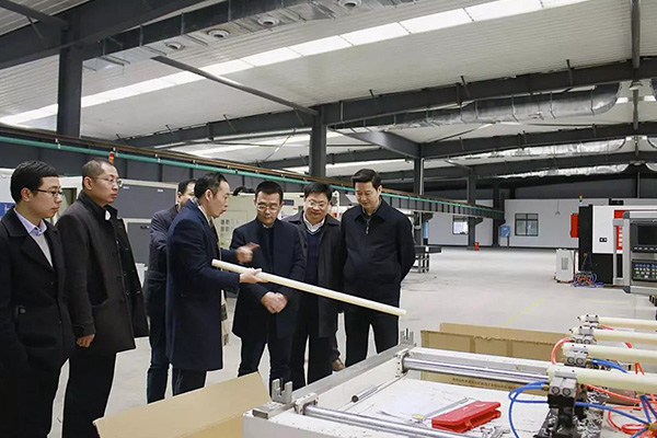 比亞迪股份有限公司副總裁劉煥明、株洲市高新區(qū)管委會(huì)副主任馬立恒、統(tǒng)戰(zhàn)部長(zhǎng)周玉智等領(lǐng)導(dǎo)一行蒞臨我司 指導(dǎo)工作